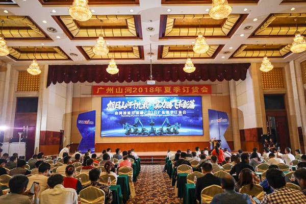 红四月，江山智能挖掘机促销会节节攀升
