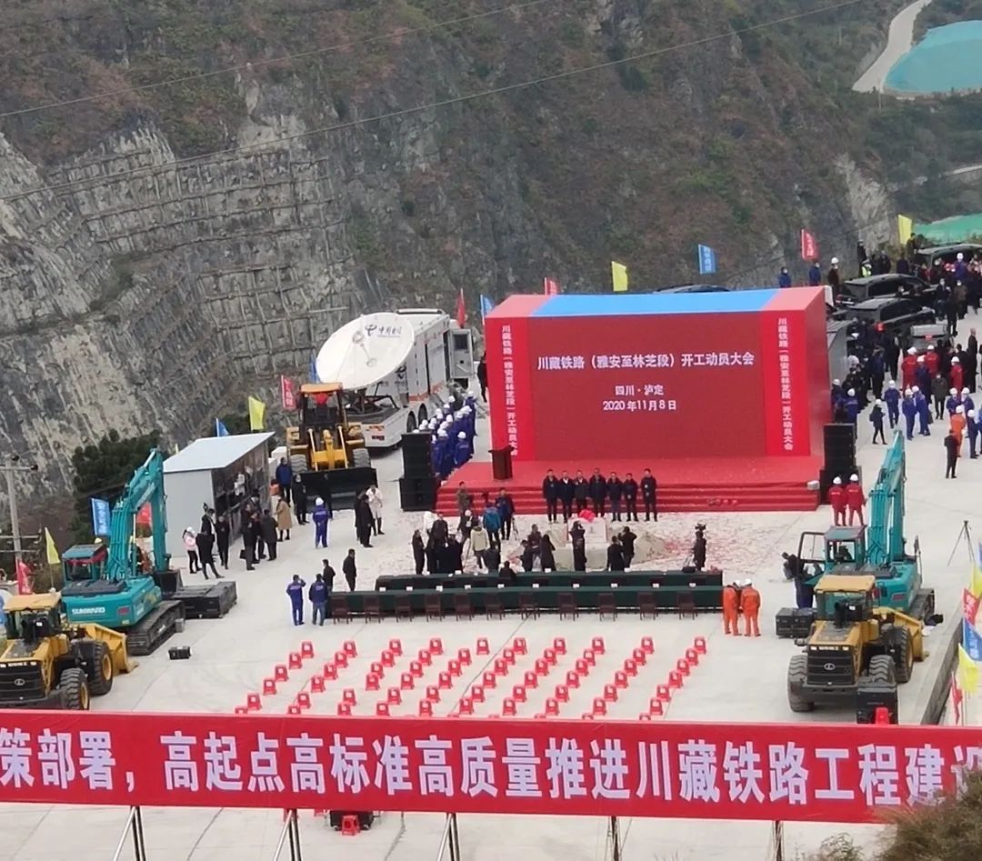 江山智能挖掘机助力川藏铁路建设