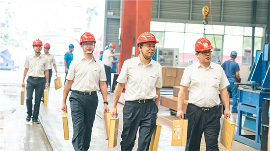 万力集团“送清冷”活动，慰问一线员工