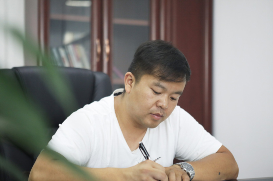 六年六台挖机 邓老板是个“江山迷”