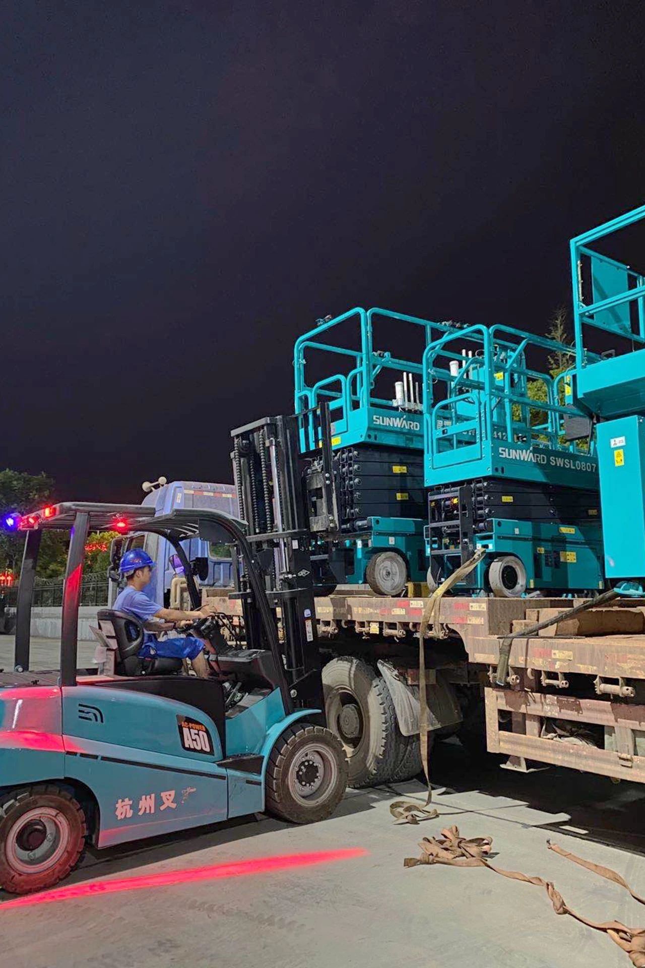 江山智能“蓝精灵”们在平庸岗位的坚守与贡献