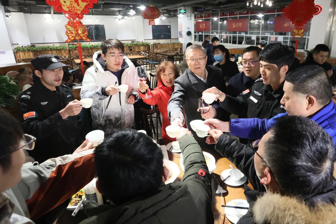 20220203181536_63315 江山智能董事长何清华与留厂员工一路过大年!