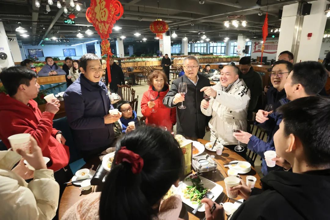 20220203181549_95429 江山智能董事长何清华与留厂员工一路过大年!