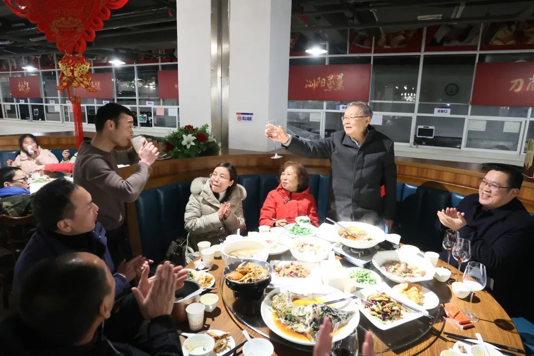 20220203181614_81537 江山智能董事长何清华与留厂员工一路过大年!