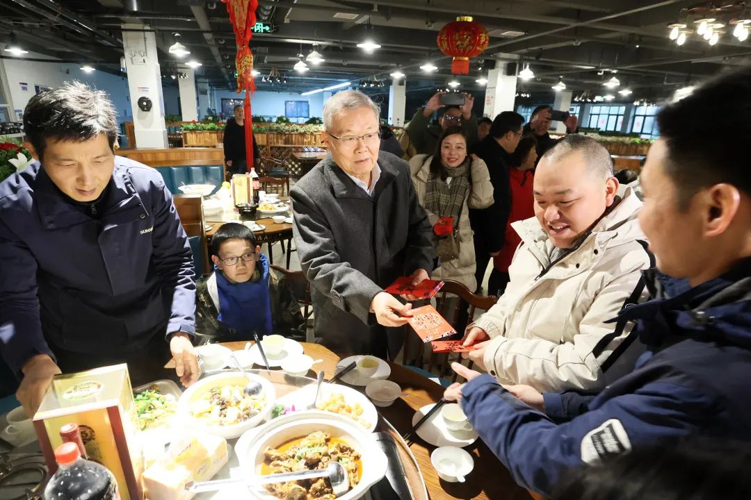 20220203181647_14295 江山智能董事长何清华与留厂员工一路过大年!