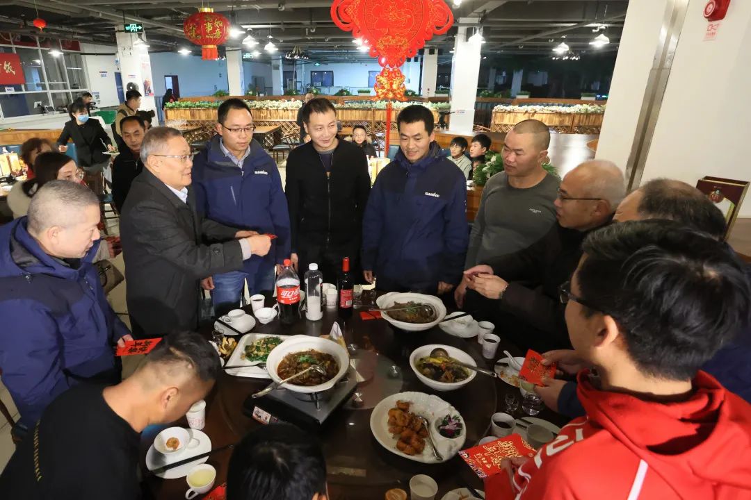 20220203181703_89739 江山智能董事长何清华与留厂员工一路过大年!