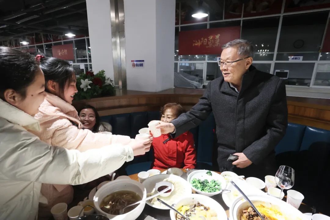 20220203181727_18824 江山智能董事长何清华与留厂员工一路过大年!