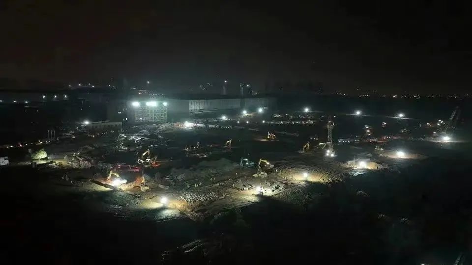 20220401100156_42745 冲锋一线显担任!江山智能挖掘机助力长沙方舱医院建设