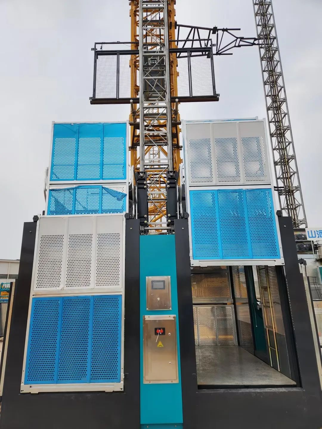 20230322170447_28053 科技显能、再添新品!江山江麓智能施工起落机成功下线
