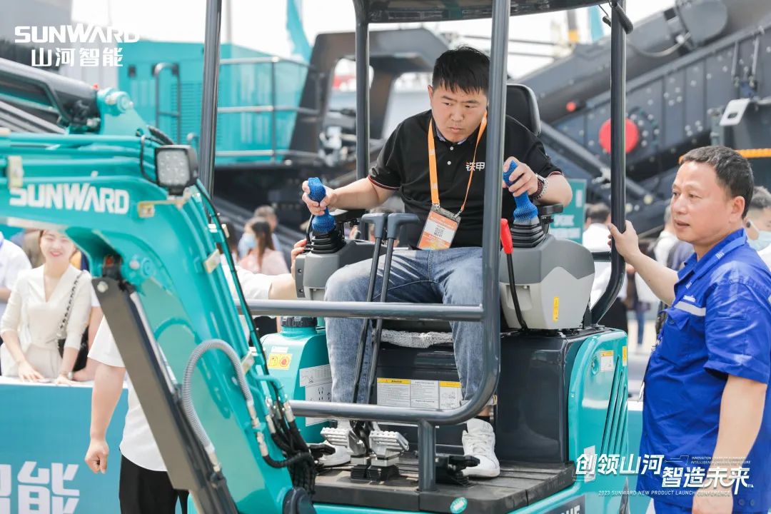 精品出击、互动不休！江山智能F系列挖掘机闪灼长沙展