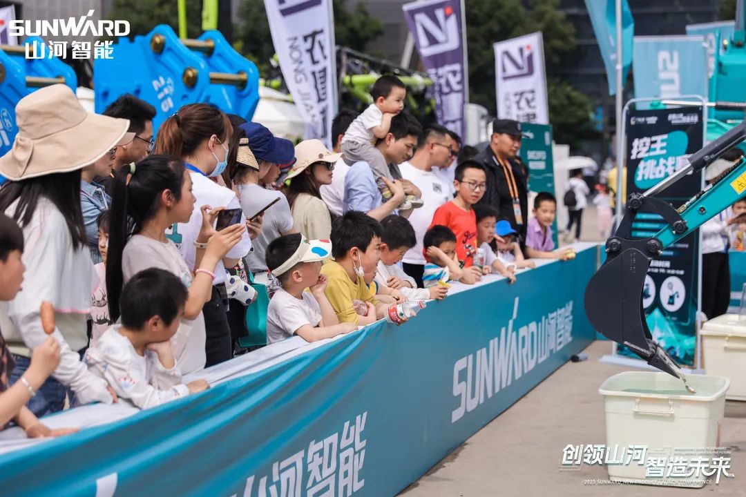 精品出击、互动不休！江山智能F系列挖掘机闪灼长沙展