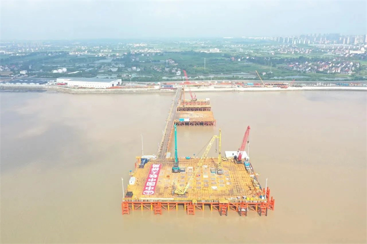 再战世界级工程！江山智能超等旋挖钻机SWDM800H助建荆门湾跨海铁路桥项目