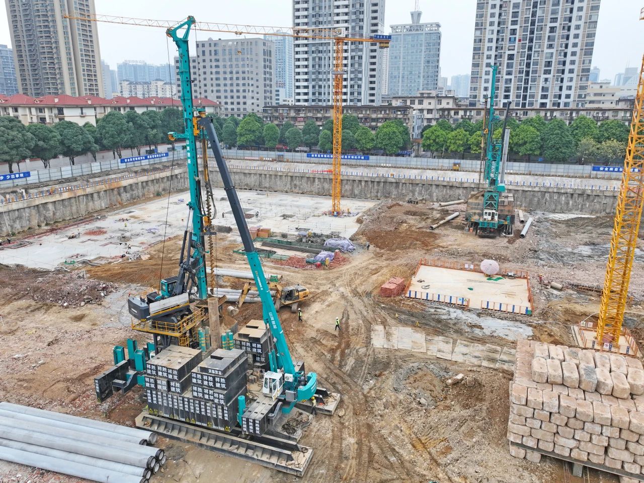 “绿巨人”显神威!江山智能引孔式静力压桩机助建“绿城”嘉峪关民生项目