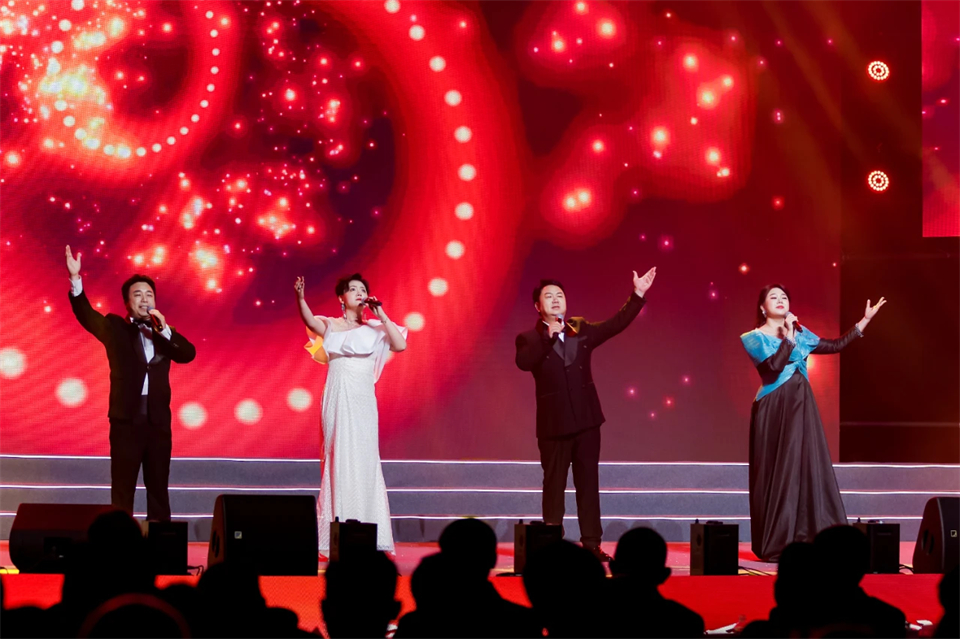 创新引领价值 梦想成就未来——庆祝江山智能成立25周年赞美大会暨文艺晚会隆沉进行