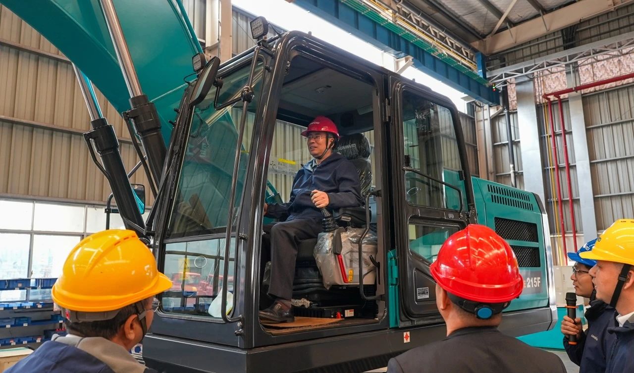 聚焦市场需要，江山智能三款精品工程液压挖掘机成功下线