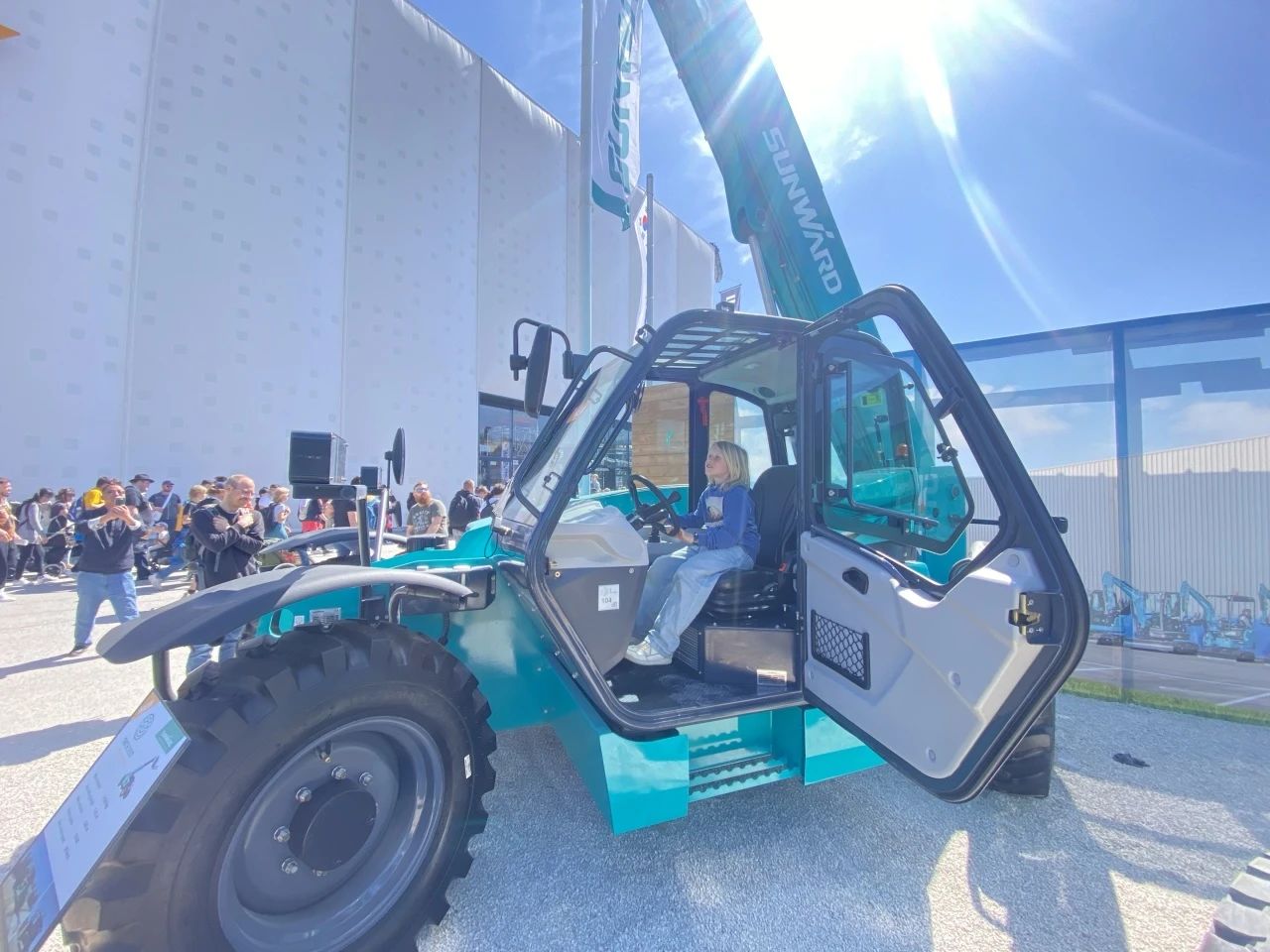 江山智能高空机械闪灼Bauma 2025! 新能源技术与创新产品获全球瞩目