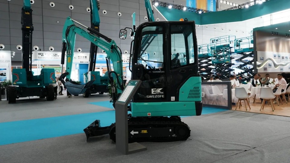 2025 CICEE | 从单一工具迈向多元化解决规划，江山智能出现非凡挖掘机风采