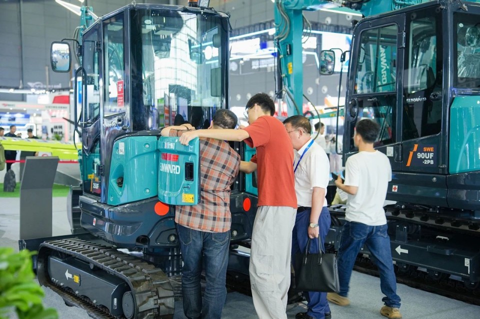 2025 CICEE | 从单一工具迈向多元化解决规划，江山智能出现非凡挖掘机风采