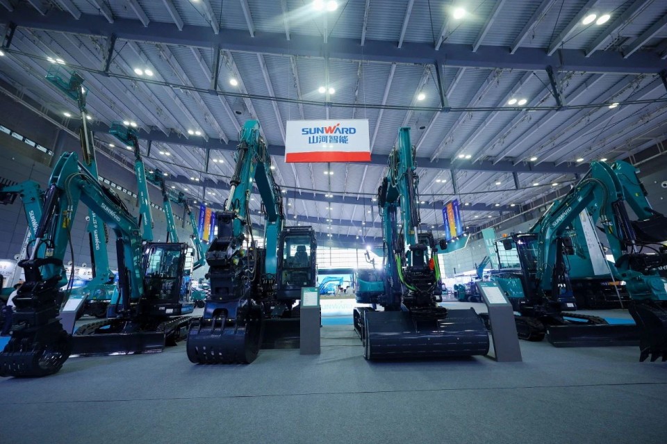 2025 CICEE | 从单一工具迈向多元化解决规划，江山智能出现非凡挖掘机风采