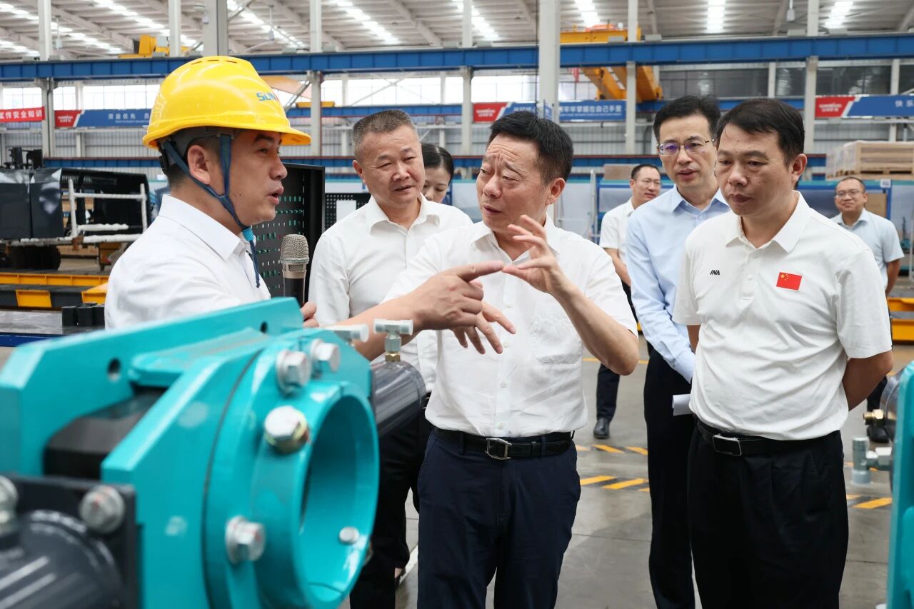湖南省政协副主席、省工程机械产业链链长何寄华调研江山智能