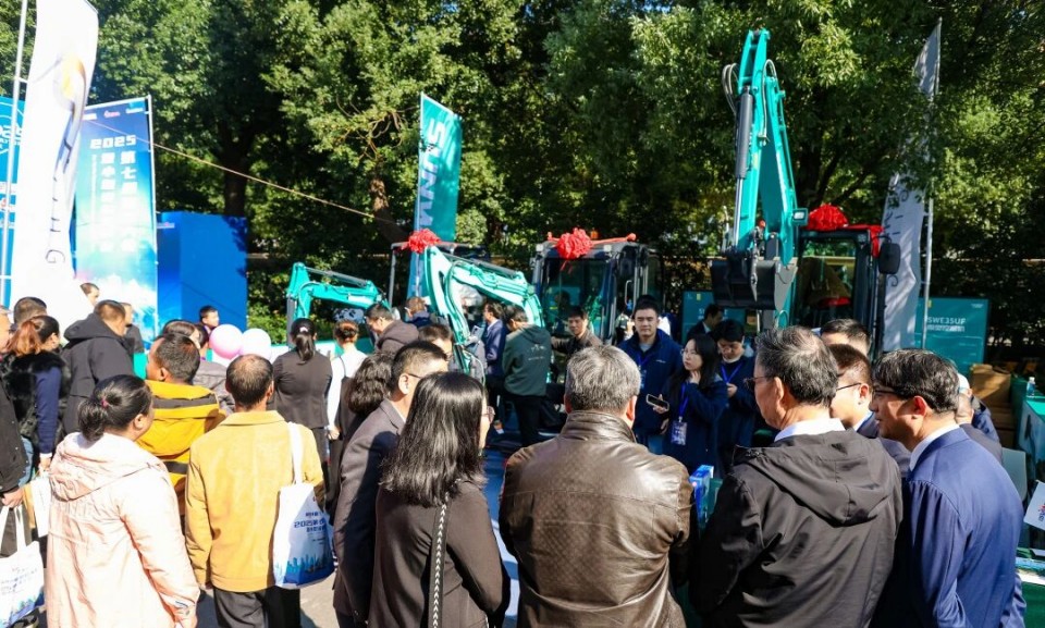 江山智能微挖“天团”闪灼武汉，引领绿色施工潮水