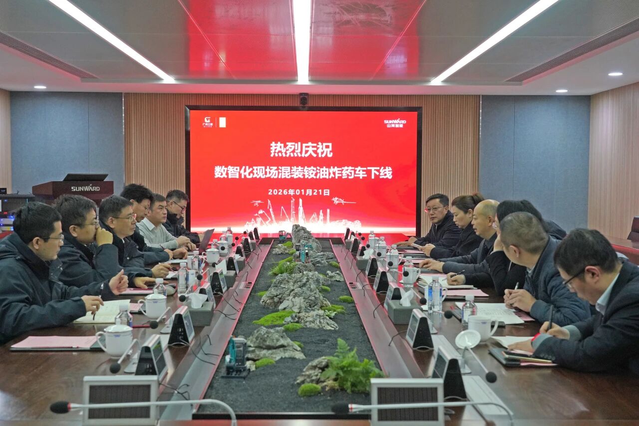 数智化现场混字油火药车下线!江山智能与易普力携手共筑智能矿山新篇章