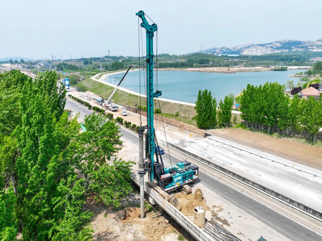 直击施工一线，江山智能增程式旋挖钻机实力助建国度沉点工程