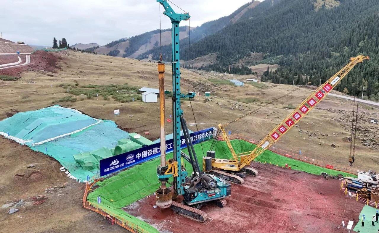 首桩开钻!江山智能旋挖钻机助力奎独库高速巩乃斯特大桥建设